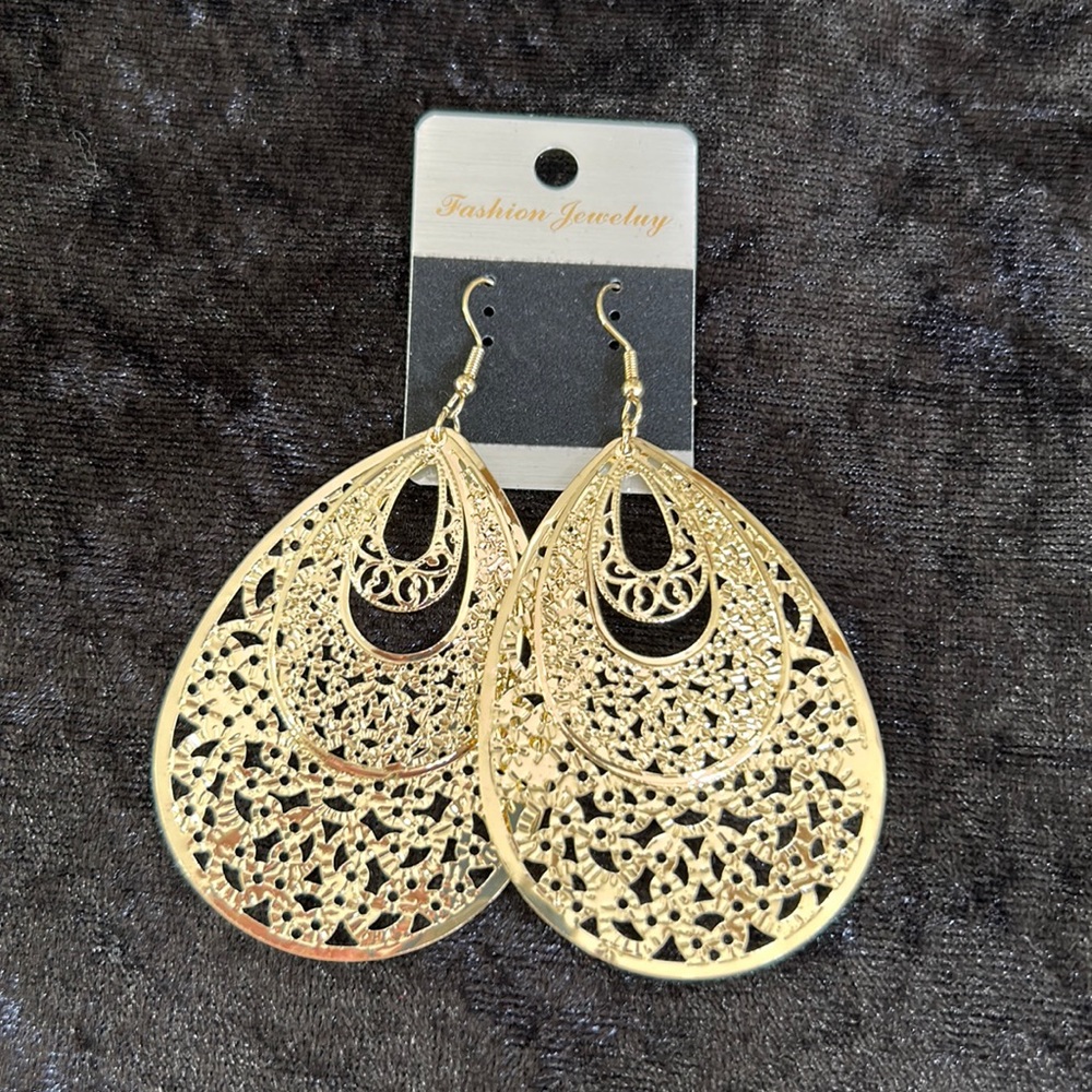 NEW never been work fashion jewelry earrings